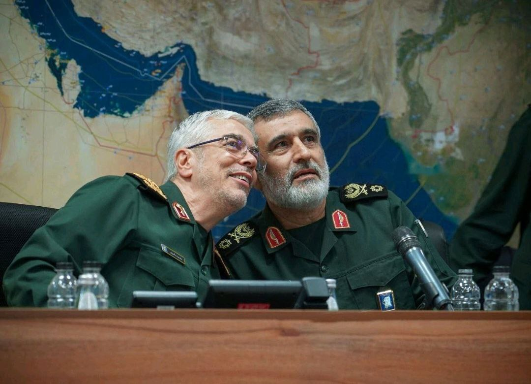 عکس/ تصویر دیدنی سردار باقری و سردار حاجیزاده در مرکز فرماندهی عملیات «وعده صادق ۲»