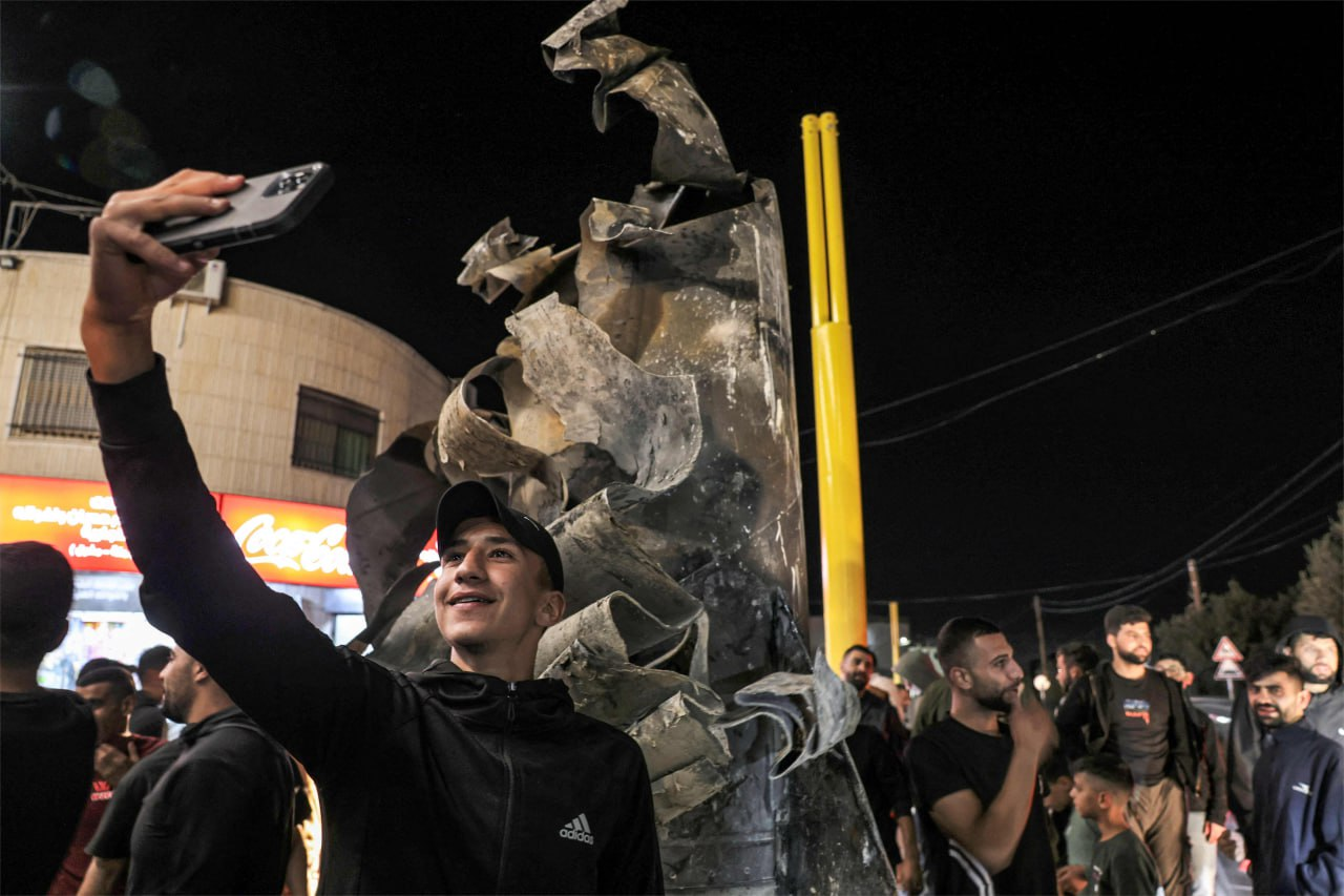 عکسهای یادگاری اهالی رام الله با موشکهای ایرانی