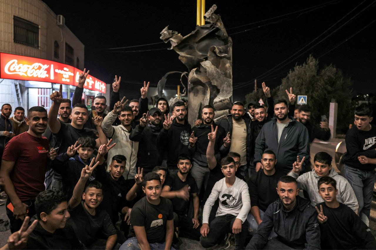 عکسهای یادگاری اهالی رام الله با موشکهای ایرانی