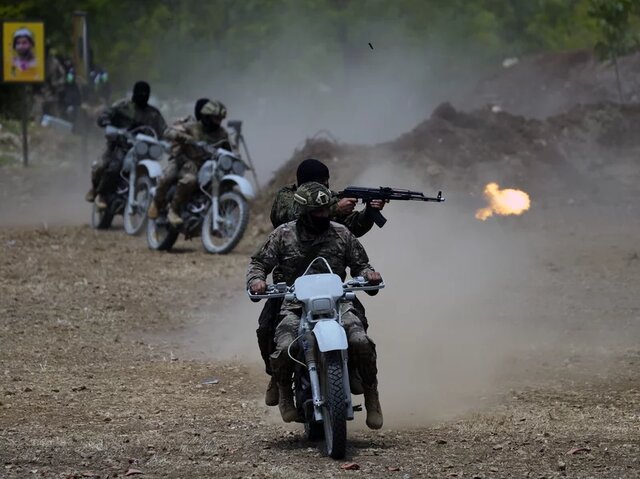 عکس آرشیوی مقابله رزمندگان حزبالله با تلاش نظامیان صهیونیست برای نفوذ به لبنان