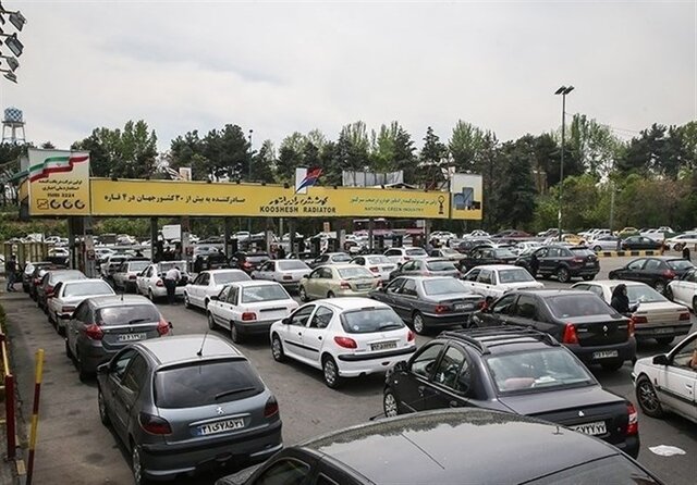 صفهای بنزین در زمانهای خاص؛ تفریح گروهی یا دلواپسی؟! صفهای بنزین در زمانهای خاص؛ تفریح گروهی یا دلواپسی؟!
