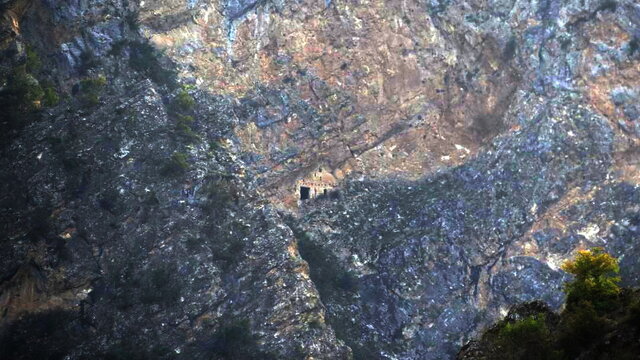 حفرهای که در دیواره دیده میشود غار دژ دیوخانه است. باستانشناسان در «دیوخانه» مشغول شدند