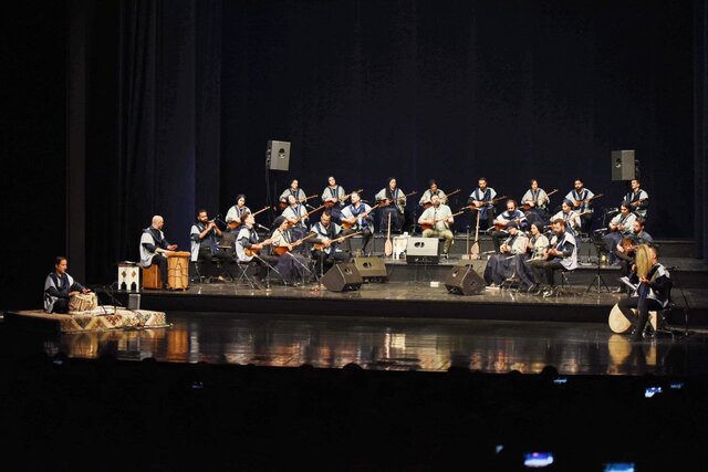 ببینید/ بزم عاشقانهای که ۲۱ نوازنده تنبور به راه انداختند