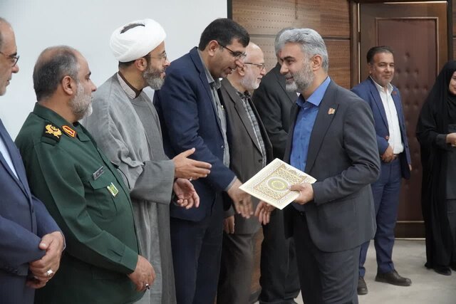 پژوهشگران برگزیده عرصه دفاع مقدس فارس تجلیل شدند پژوهشگران برگزیده عرصه دفاع مقدس فارس تجلیل شدند