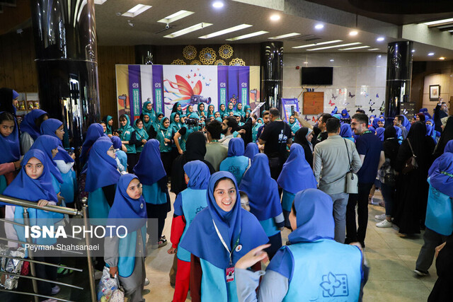 عکس تزئینی است نسل Z هستم؛ لطفا مرا بیشتر بشناسید