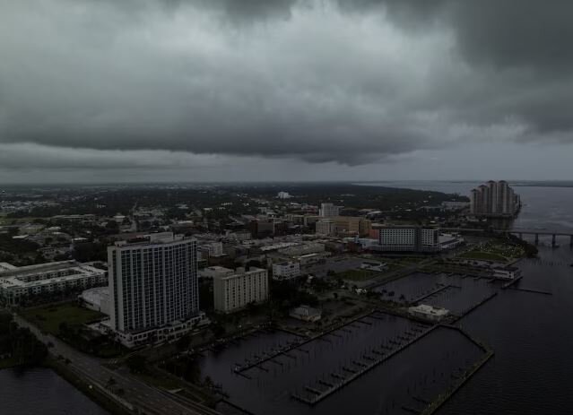 عکس: رویترز طوفان سهمگین در راه «فلوریدا»؛ فرار مردم از نواحی ساحلی، ترافیک شدید و کمبود سوخت