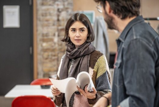 بازیگران «امیلی در پاریس» و «مانیهیست» در نمایش «بارسلونا»