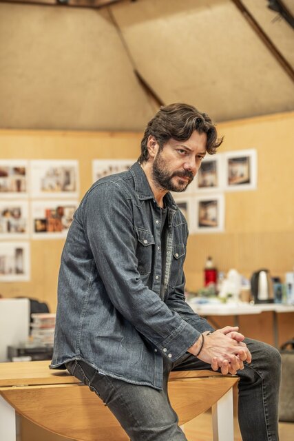 بازیگران «امیلی در پاریس» و «مانیهیست» در نمایش «بارسلونا»