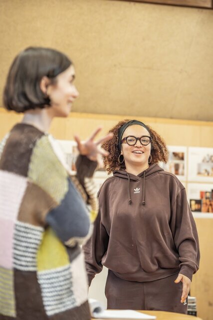 بازیگران «امیلی در پاریس» و «مانیهیست» در نمایش «بارسلونا»