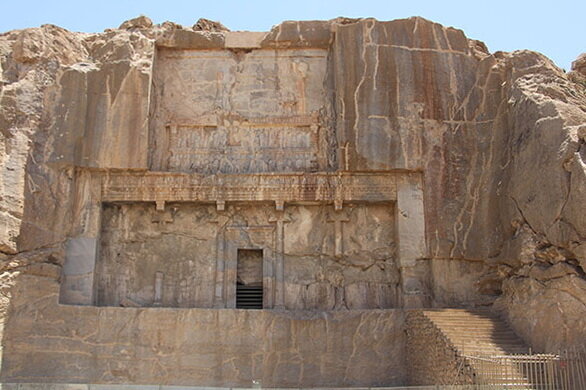 آرامگاه اردشیر دوم هخامنشی، تخت جمشید (پارسه)، استان فارس وضعیت وخیم سقف آرامگاه پادشاه هخامنشی