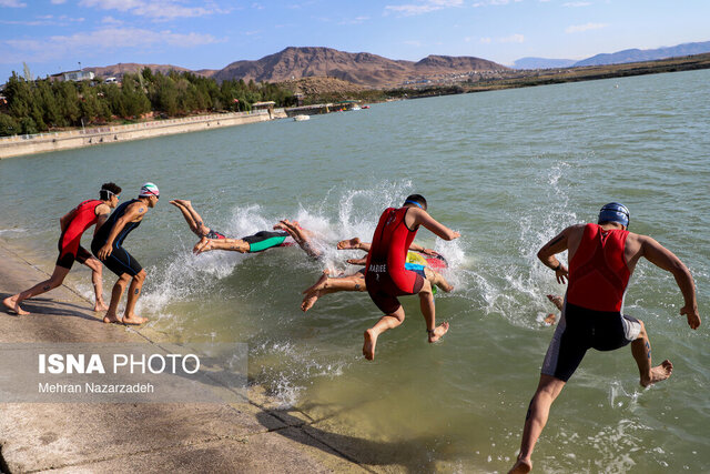 عکس آرشیوی است حضور ۲ ورزشکار قمی در مسابقات ترای اتلون قهرمانی کشور