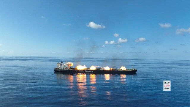 عکس آرشیوی وقوع حادثه امنیتی برای کشتی انگلیسی در نزدیکی سواحل یمن