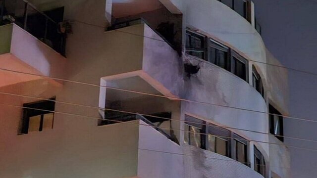 اصابت پهپاد به یک ساختمان در شمال تل آویو بعد از شکست در رهگیری آن اصابت پهپاد به یک ساختمان در شمال تل آویو بعد از شکست در رهگیری آن