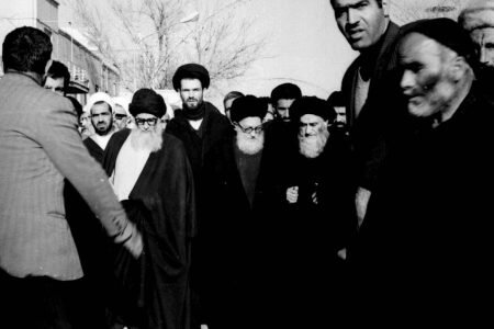 میلههای آهنی کولیها و اوباش بر سر و صورت مردم