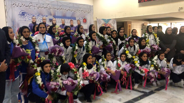 استقبال از تیم فوتبال دختران خاتون بم استقبال از تیم فوتبال دختران خاتون بم