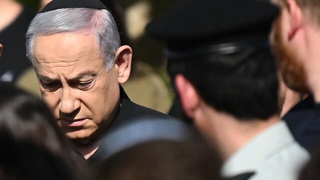 نتانیاهو در مراسم تشییع یک افسر صهیونیست در هرتزلیا- ۸ دسامبر ۲۰۲۳ فرار نتانیاهو به پناهگاه پس از به صدا درآمدن آژیرهای خطر در مرکز اراضی اشغالی