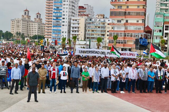 رئیس‌جمهور کوبا با چفیه در راهپیمایی حمایت از فلسطین در مقابل سفارت آمریکا