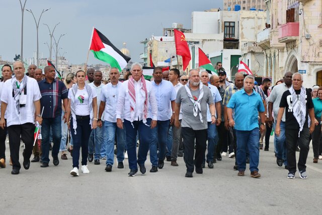 رئیس‌جمهور کوبا با چفیه در راهپیمایی حمایت از فلسطین در مقابل سفارت آمریکا