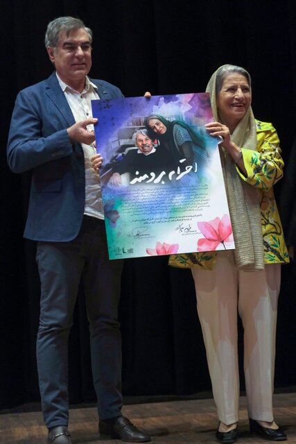 شب پرستارهای برای احترام برومند / «حواستان به هنرمندانی که نیستند،باشد»