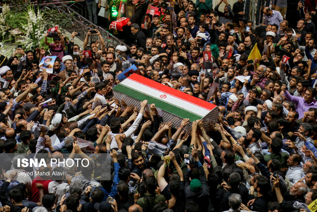 وداع مردم قم با پیکر شهید «عباس نیلفروشان» وداع مردم قم با پیکر شهید «عباس نیلفروشان»