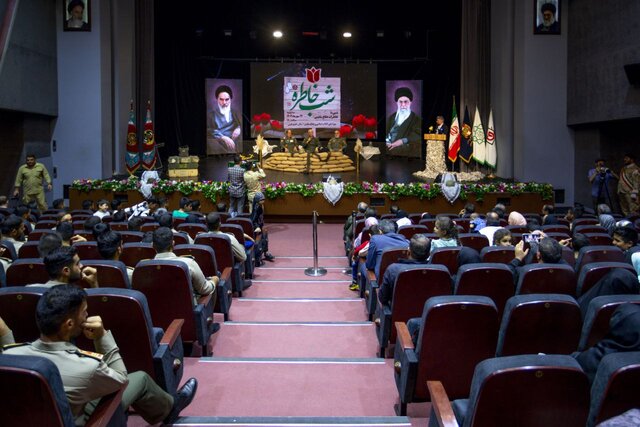 مروز باید با ابزار هنر و رسانه با قهرمانان خیالی و پوشالی غرب مقابله کنیم