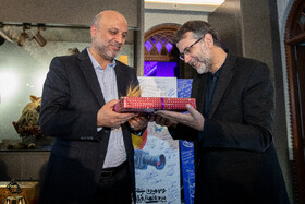 مجید اسماعیلی مدیرعامل موزه سینما و  مجید زینالعابدین، مدیرعامل بنیاد سینمایی فارابی در آیین رونمایی از غرفه کودک موزه سینما و تندیسهای جشنواره