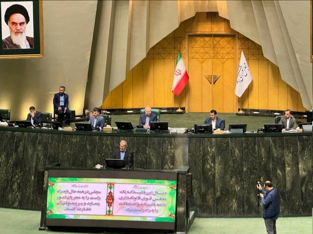 تشکر قالیباف از رئیسجمهور برای تقدیم به موقع لایحه بودجه به مجلس تشکر قالیباف از رئیسجمهور برای تقدیم به موقع لایحه بودجه به مجلس