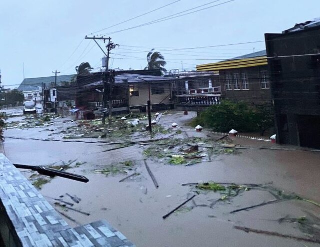 عکس آرشیوی است طوفان در فیلیپین هزاران نفر را آواره کرد