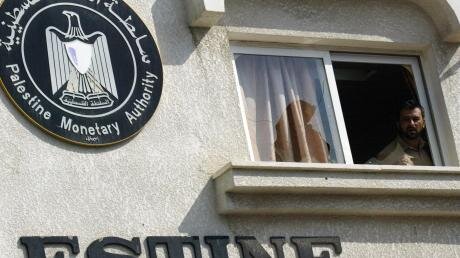 مقر اداره پول فلسطین در رامالله رژیم صهیونیستی ۲ میلیارد دلار از وجوهات فلسطین را بلوکه کرده است