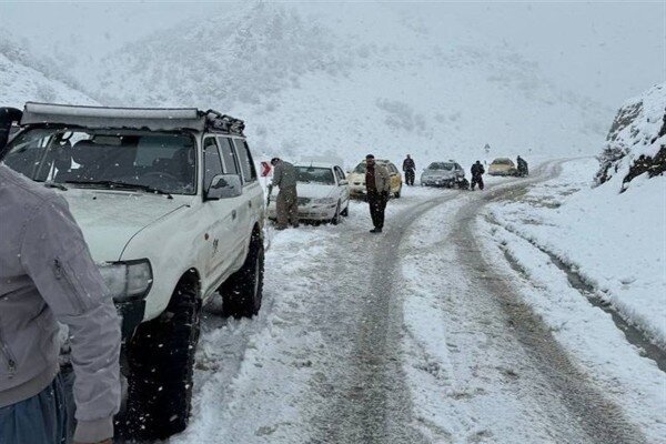 کولاک برف و باران در محورهای کردستان/ تردد برقرار است