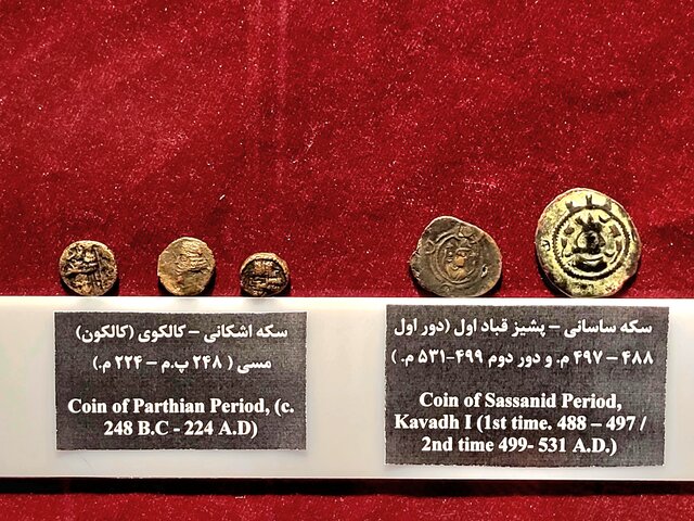 بخشی از مجموعه اهدا شده به موزه آذربایجان در تبریز سکههای تاریخی را ذوبشده از ایران خارج میکنند