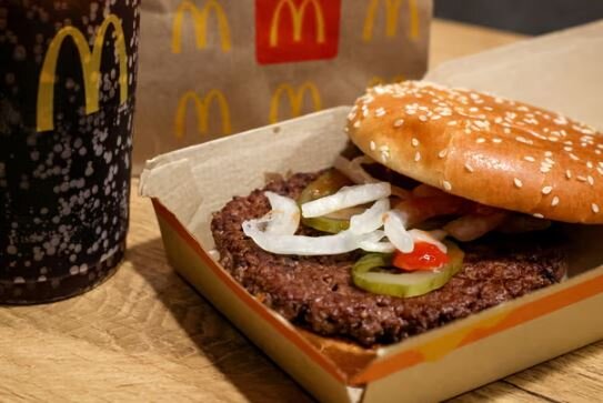 عکس: رویترز همبرگرهای آلوده «مک دونالد»؛ شمار مبتلایان به باکتری خطرناک E.coli افزایش یافت