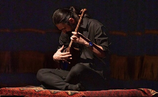 عکس تزئینی است سه نوازنده تنبور در شبی برای این ساز مینوازند