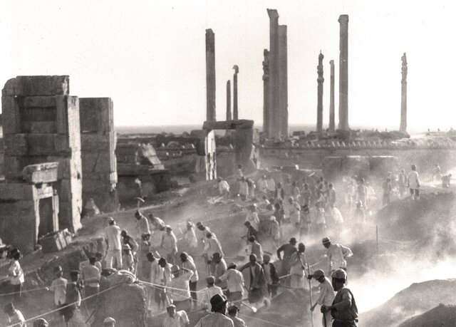 کاوشهای باستانشناسی تخت جمشید در دهه ۱۳۱۰ خورشیدی آغاز شد. تخت جمشید را قبل از حفاری آن ببینیم