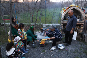 دور همی خانوادگی و گذراندن اوقات فراغت  پس از کار و تلاش روزانه در باغ - خانواده ایرانی؛ خانواده زرگریان