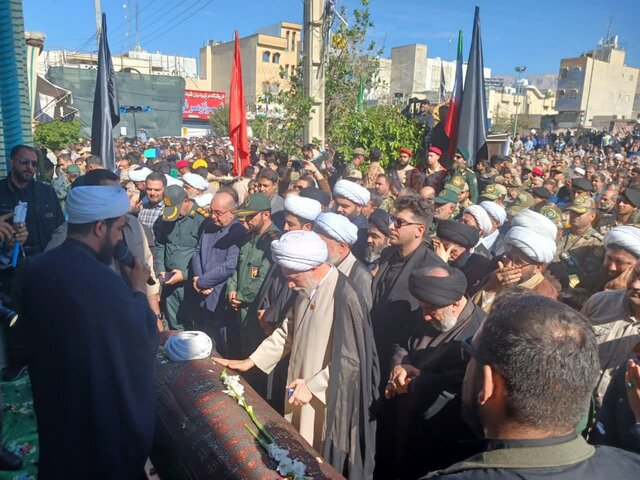 وداع مردم کازرون با «حجتالاسلام صباحی» / پیکر شهید نماز جمعه فردا به خاک سپرده میشود