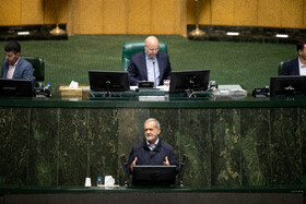 حضور مسعود پزشکیان، رئیس جمهور در صحن مجلس شورای اسلامی برای دفاع از کلیات بودجه ۱۴۰۴