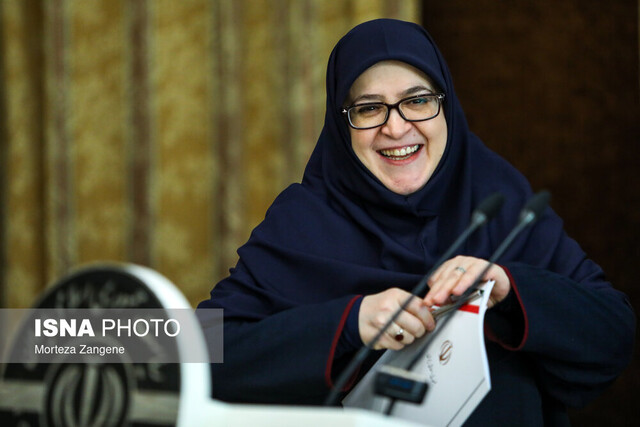 عکس آرشیوی است سخنگوی دولت به تماشای یک تئاتر رفت