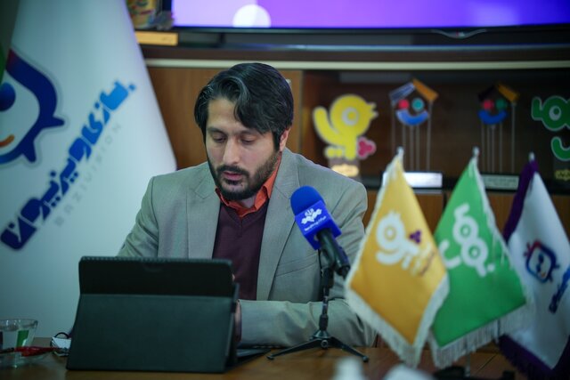 تلویزیون دختران نوجوان را میبیند