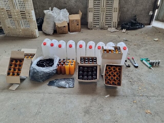 عکس دریافتی از خبرگزاری پلیس. کشف آبمیوه با طعم شیشه در فرودگاه امام خمینی