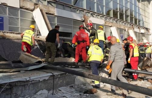 عکس: آسوشیتدپرس حادثه در یک ایستگاه قطار در صربستان ۱۴ کشته برجای گذاشت