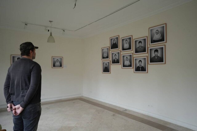 دیوارهای غمانگیز با عکسهایی از کودکانِ بیشناسنامه!