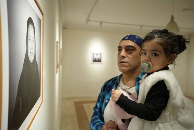 دیوارهای غمانگیز با عکسهایی از کودکانِ بیشناسنامه!