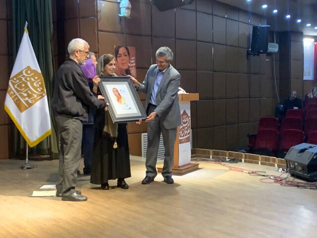 بزرگداشت «شکوه قاسمنیا» و گلایه جدی او از بزرگترها