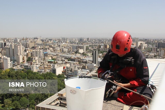 اولین زن اسپایدر ایران و ۱۱ سال استقامت روی طناب برفراز برج‌های مشهد