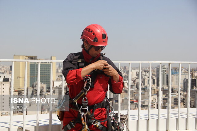 اولین زن اسپایدر ایران و ۱۱ سال استقامت روی طناب برفراز برجهای مشهد