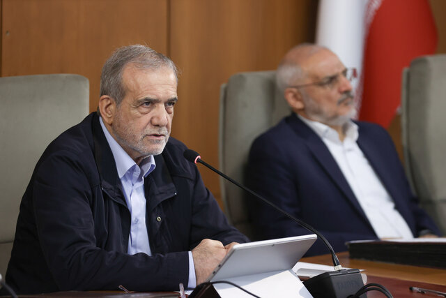 «تصمیمی درباره تولیدکنندگان برق»، «دستگیری چند فعال غیرمجاز ارزی در خیابان معروف» و «آغاز صرفهجویی از نشست هیئت دولت»