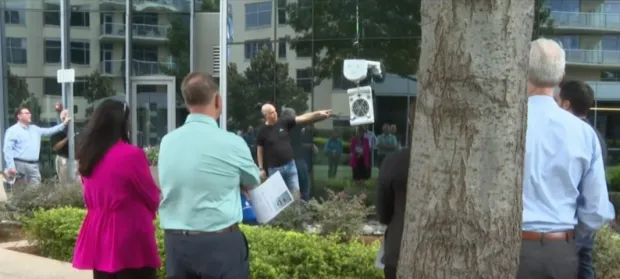 ربات مرد عنکبوتی پنجرهها را تمیز میکند