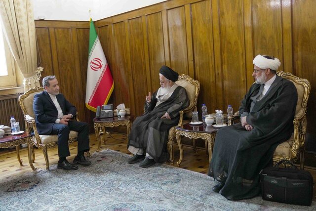 دیدار نماینده رهبر انقلاب در عراق با عراقچی دیدار نماینده رهبر انقلاب در عراق با عراقچی