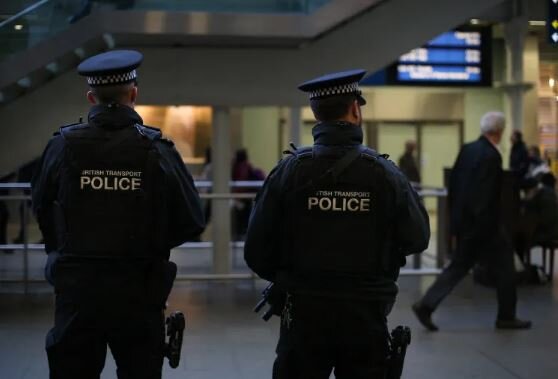 عکس: خبرگزاری فرانسه بحران بیاعتمادی به پلیس در بریتانیا؛ اخراج صدها افسر متهم به فساد اخلاقی و سوءرفتار